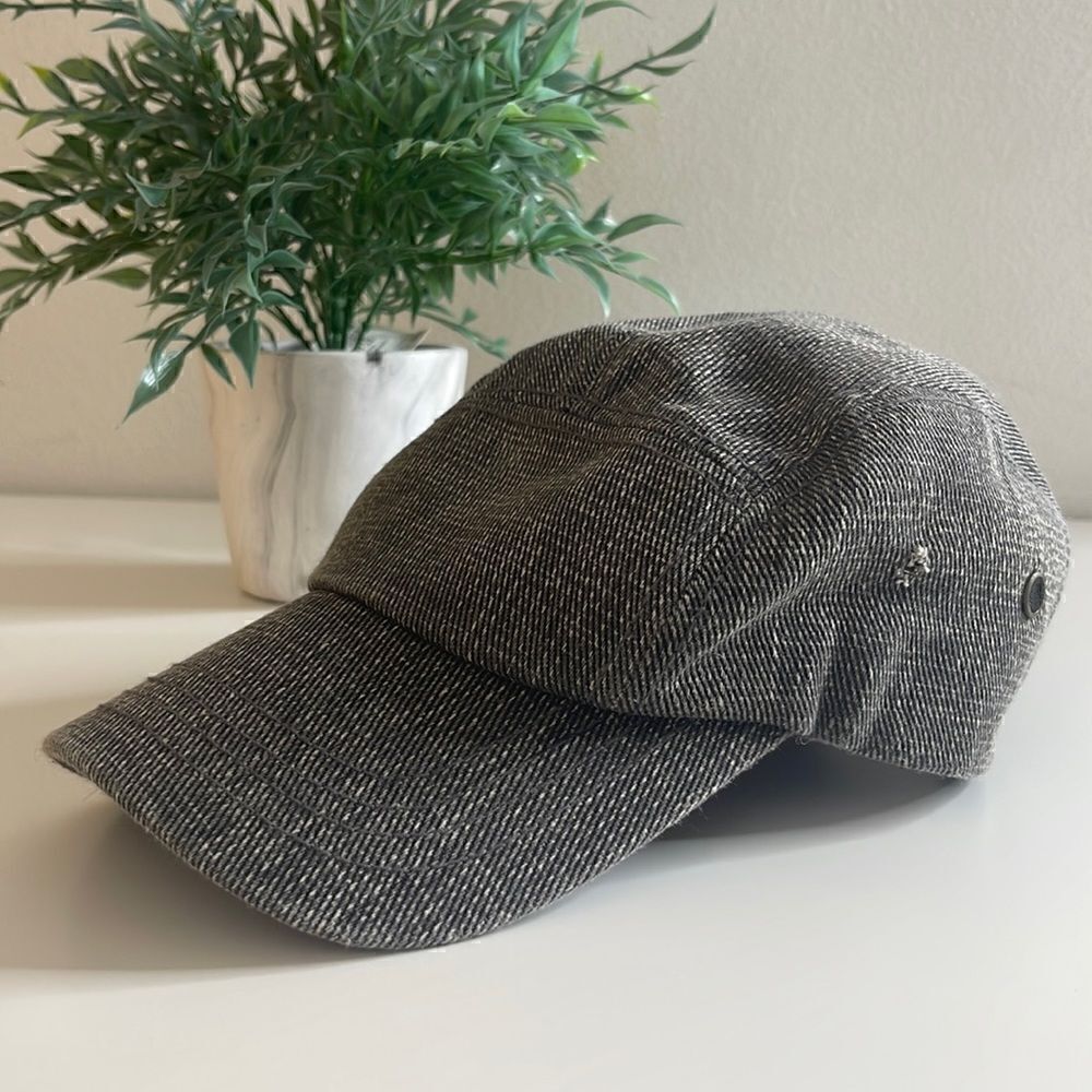 Lids one size paperboy hat.  Flannel lined. Adjustable.